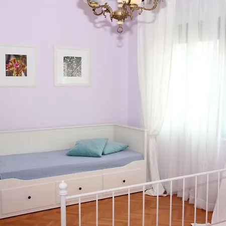 Comfortable Between Split And Trogir Daire