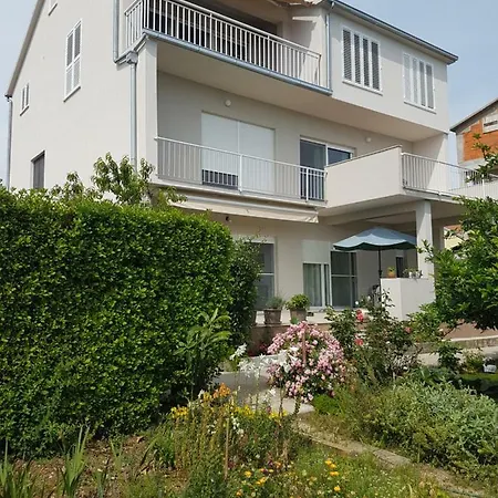 Comfortable Between Split And Trogir Daire